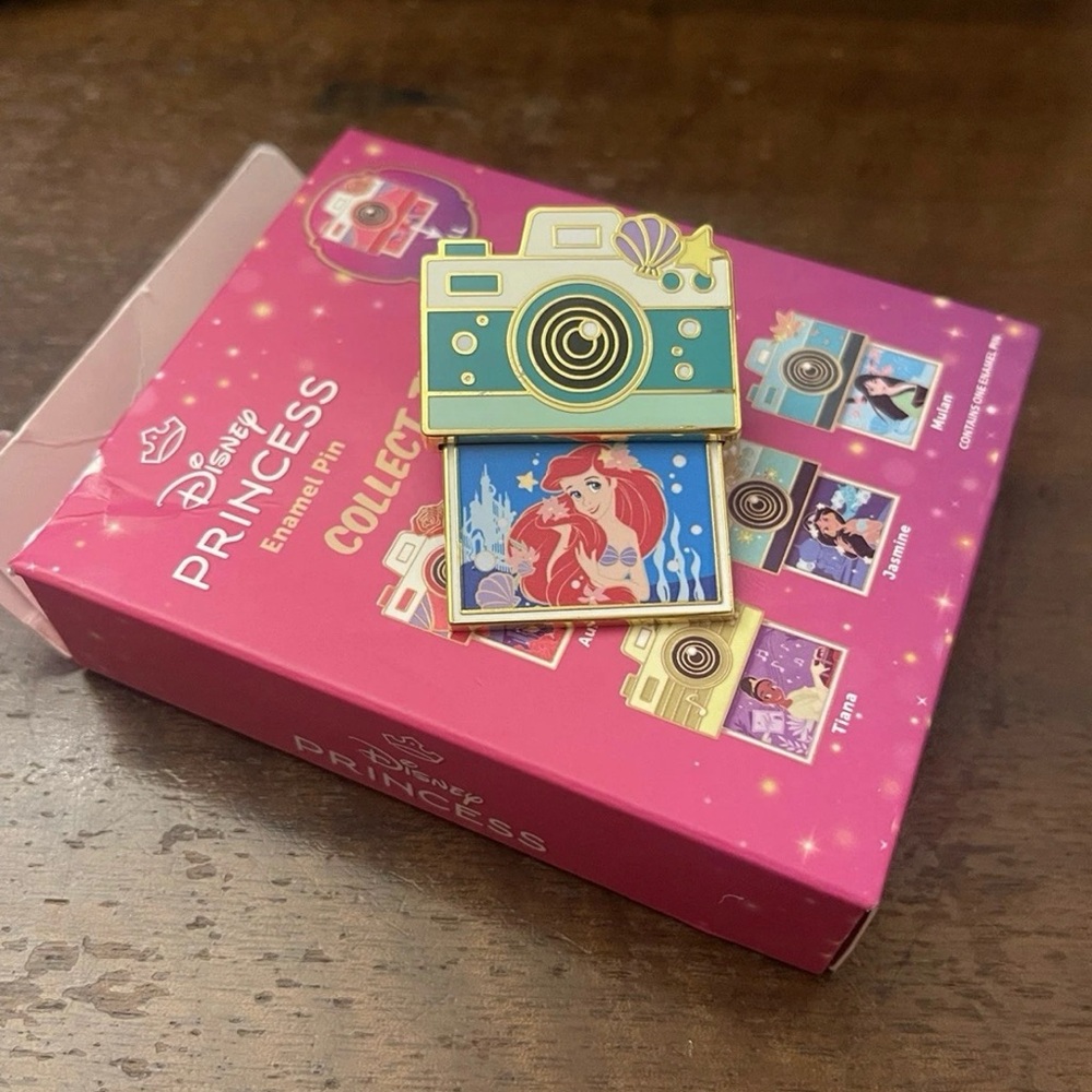 Disney Princess enamel Camera Pin - The Little Mermaid-Ariel - Picture 3 of 3